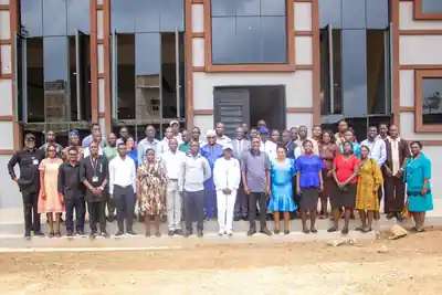 A group of seminar participants standing in front of a university building.